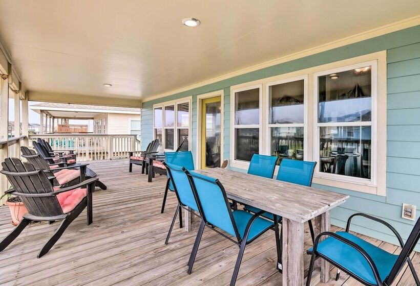Pool Access & Walk To Beach: Galveston Home