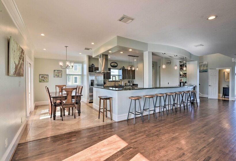 Galveston Resort House Dazzling Bay Vistas!