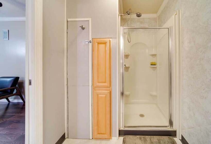 Geneva Cottage W/ Patio   Walk To Park, Lake Erie!