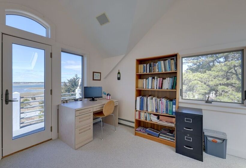 Wellfleet Home W/ Deck, Bay Views & Kayaks