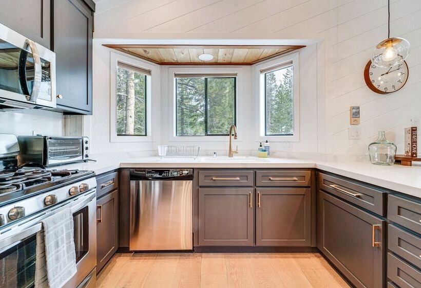 Updated Tahoe Donner Cabin W/ Golf Course Views!