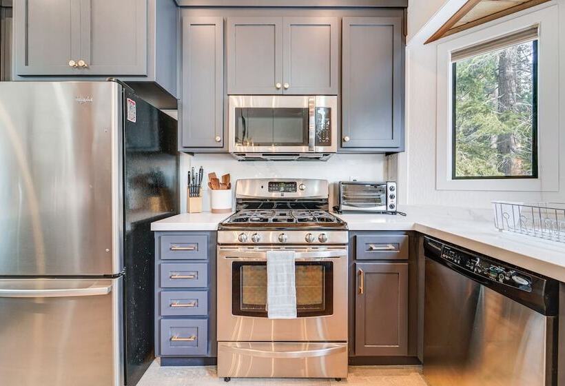 Updated Tahoe Donner Cabin W/ Golf Course Views!