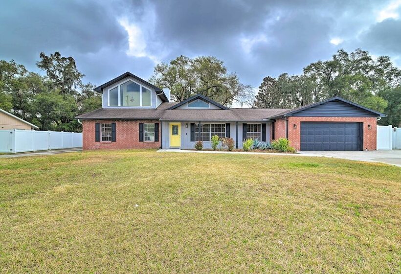 Grand Valrico Home W/ Deck, Fire Pit & Yard!