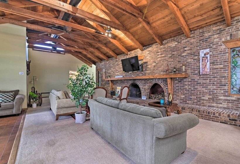 Grand Valrico Home W/ Deck, Fire Pit & Yard!