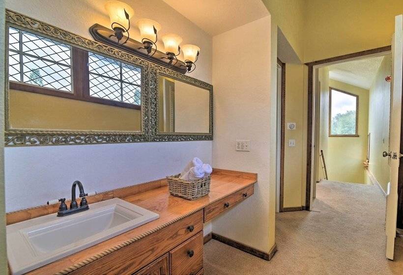 Grand Valrico Home W/ Deck, Fire Pit & Yard!