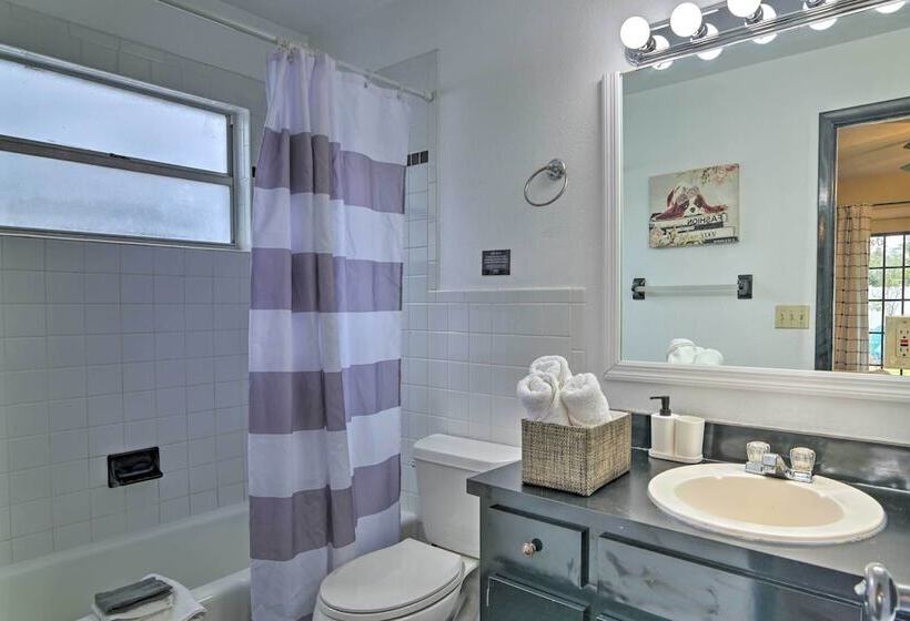 Grand Valrico Home W/ Deck, Fire Pit & Yard!