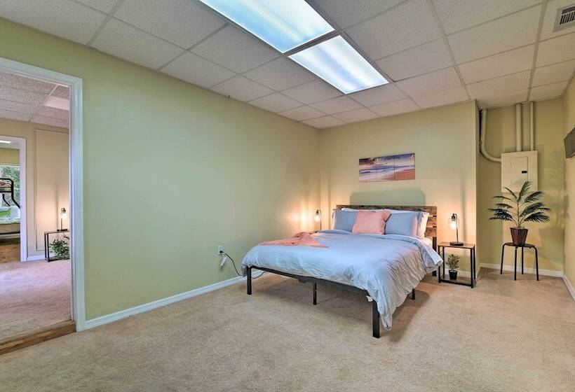 Grand Valrico Home W/ Deck, Fire Pit & Yard!