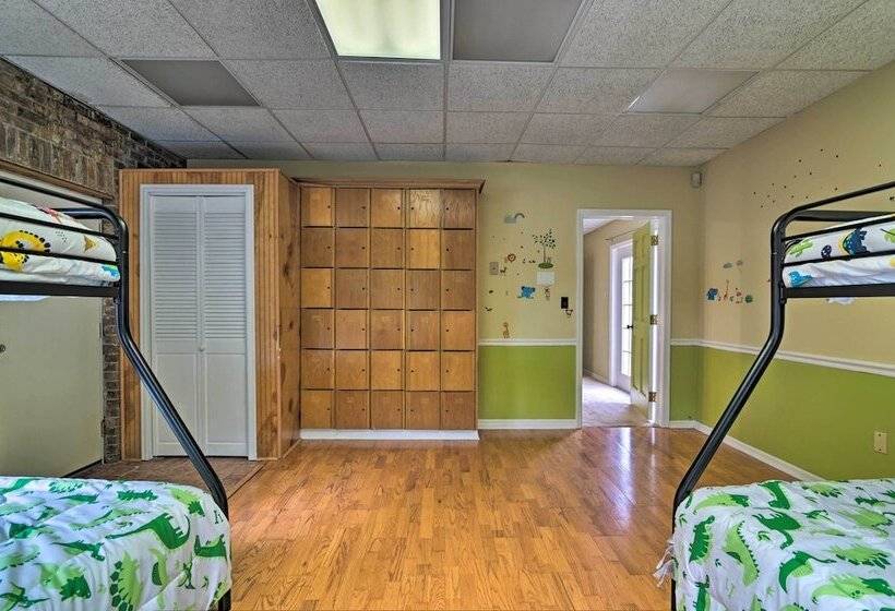 Grand Valrico Home W/ Deck, Fire Pit & Yard!