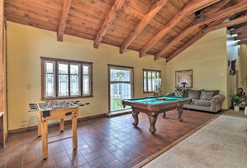 Grand Valrico Home W/ Deck, Fire Pit & Yard!