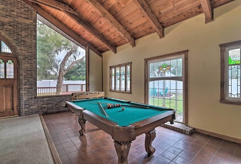 Grand Valrico Home W/ Deck, Fire Pit & Yard!