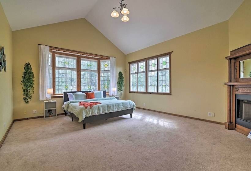 Grand Valrico Home W/ Deck, Fire Pit & Yard!