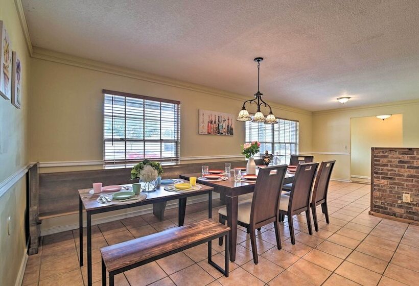 Grand Valrico Home W/ Deck, Fire Pit & Yard!