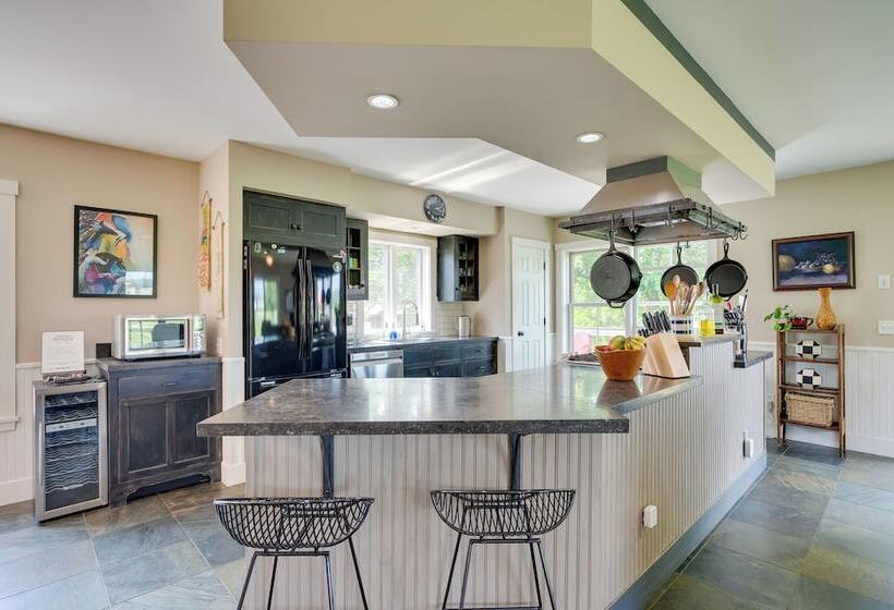 Hardwick Family Farmhouse On Vast Snowmobile Trail