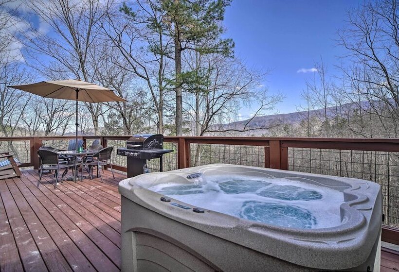 Private Hot Tub: Hatcher Mountain Getaway