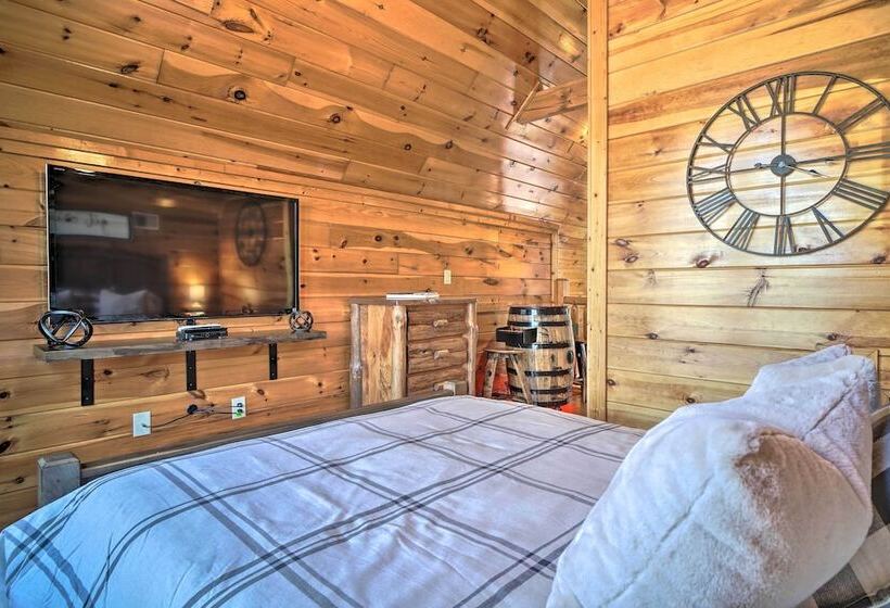 Private Hot Tub: Hatcher Mountain Getaway