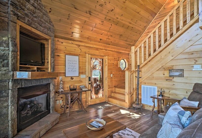 Private Hot Tub: Hatcher Mountain Getaway