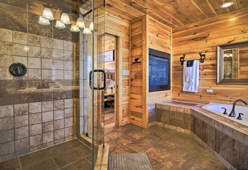 Private Hot Tub: Hatcher Mountain Getaway