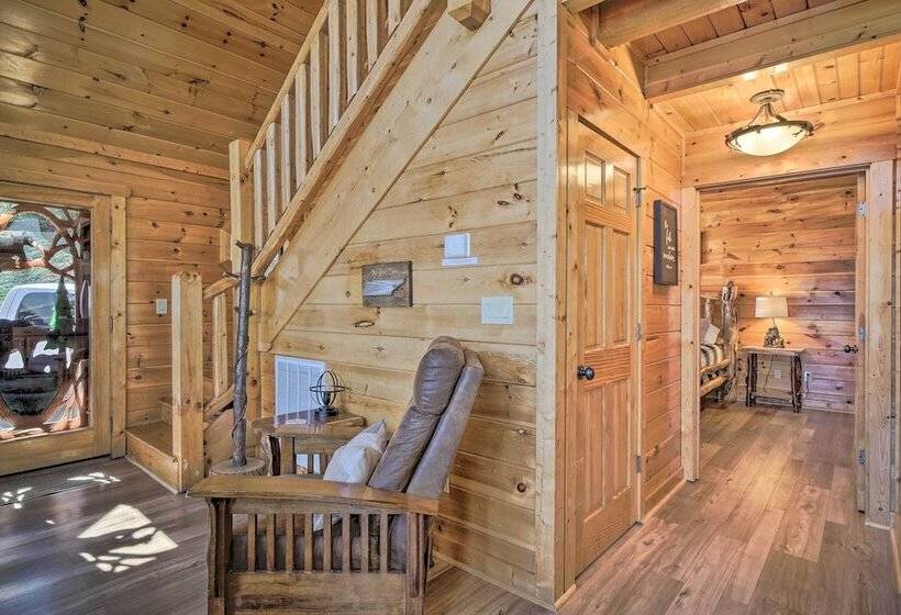 Private Hot Tub: Hatcher Mountain Getaway