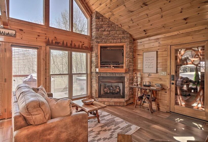 Private Hot Tub: Hatcher Mountain Getaway