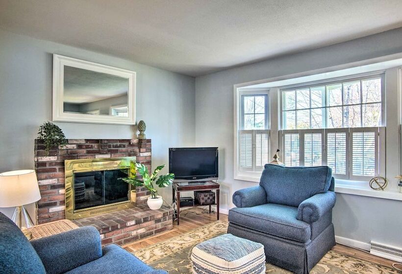 Hen Cove Home W/ Wood Deck   Walk To Beaches!