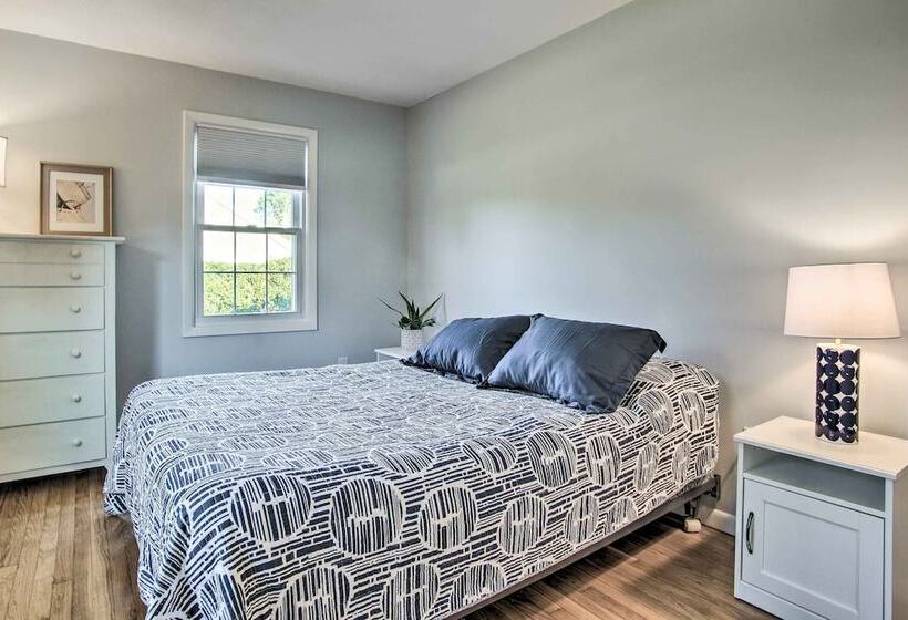 Hen Cove Home W/ Wood Deck   Walk To Beaches!