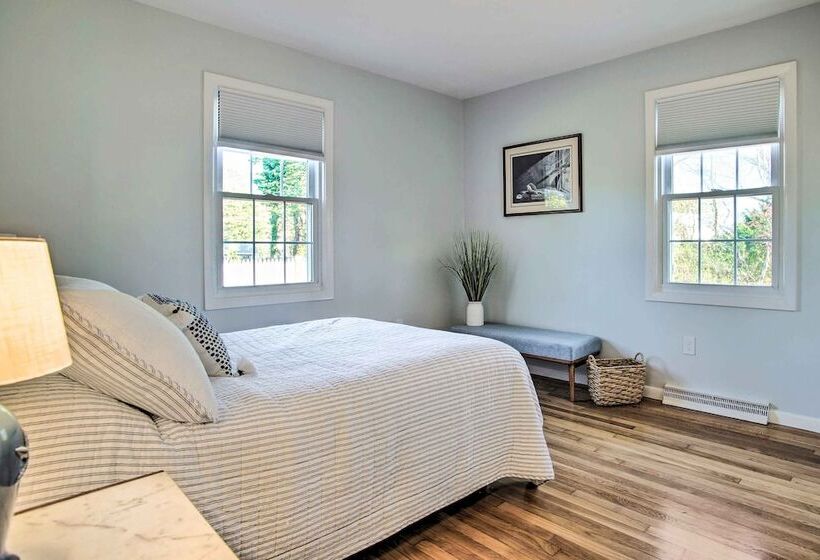 Hen Cove Home W/ Wood Deck   Walk To Beaches!