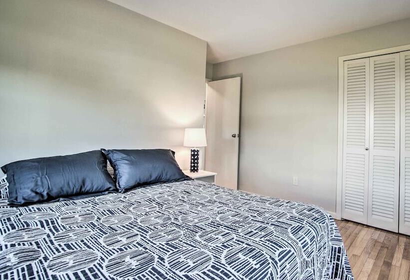 Hen Cove Home W/ Wood Deck   Walk To Beaches!