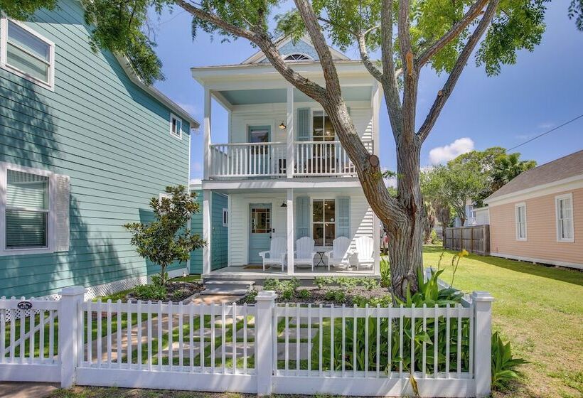 Walk To The Strand: Historic Galveston Home!