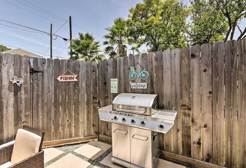 Walk To The Strand: Historic Galveston Home!