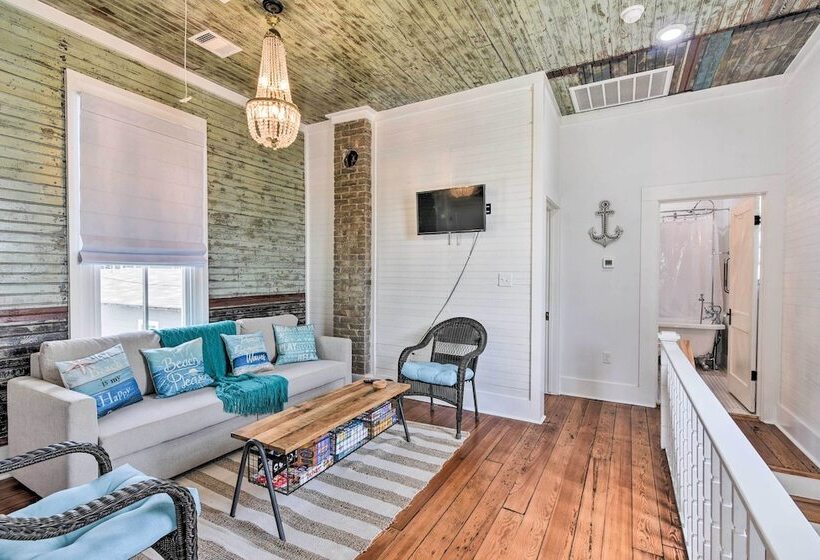 Walk To The Strand: Historic Galveston Home!