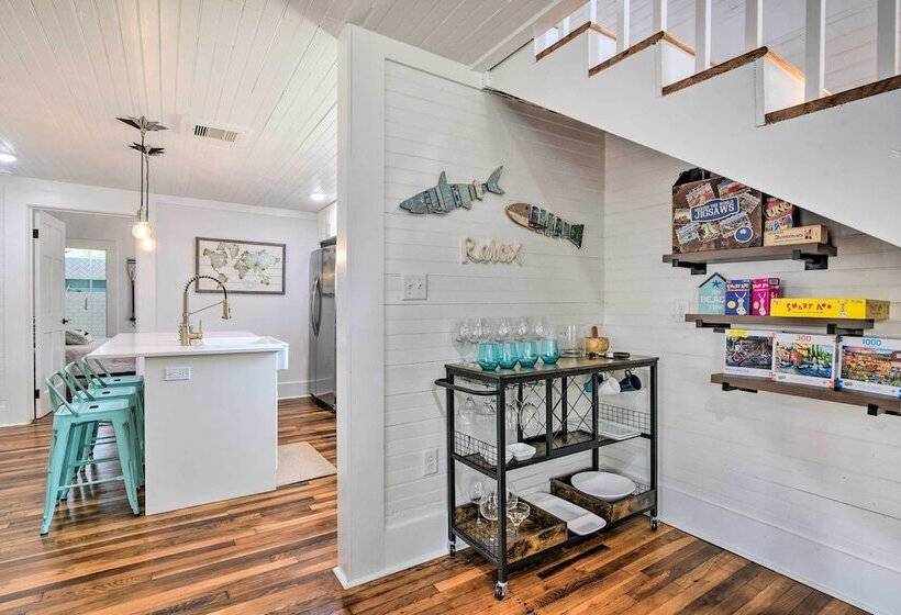 Walk To The Strand: Historic Galveston Home!