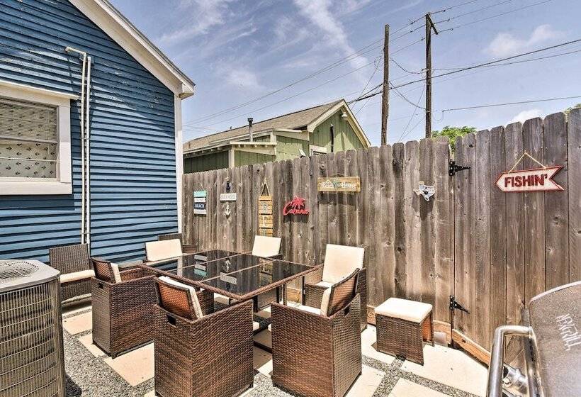 Walk To The Strand: Historic Galveston Home!