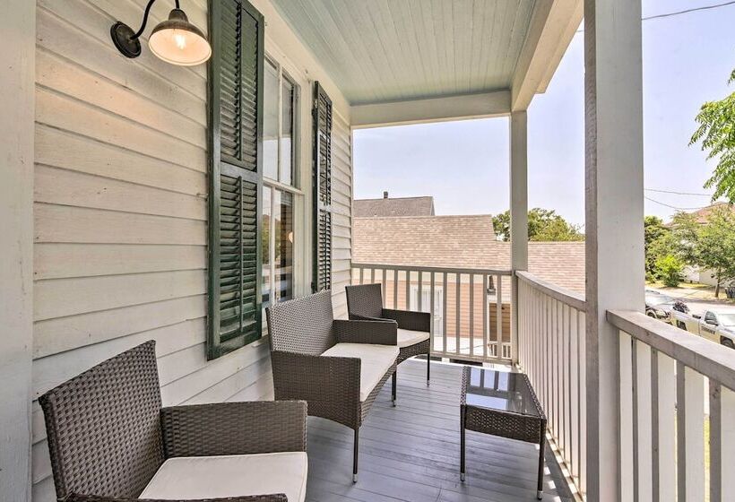 Walk To The Strand: Historic Galveston Home!