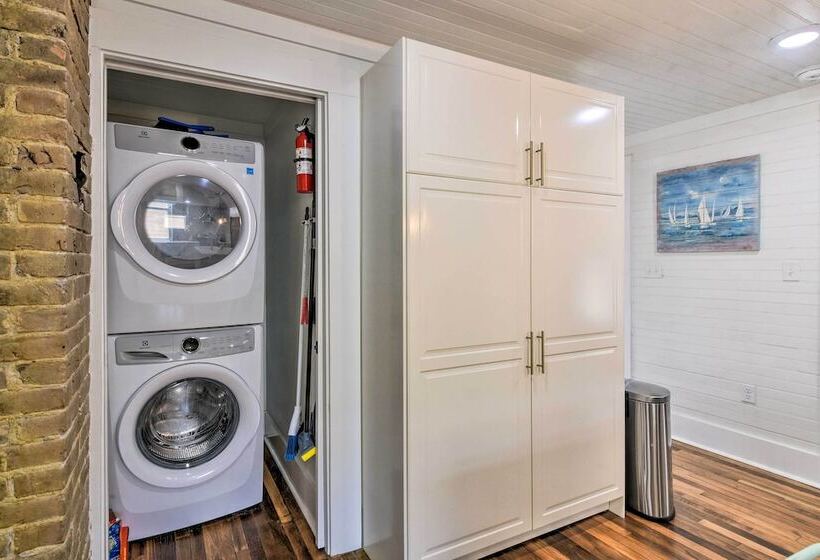 Walk To The Strand: Historic Galveston Home!