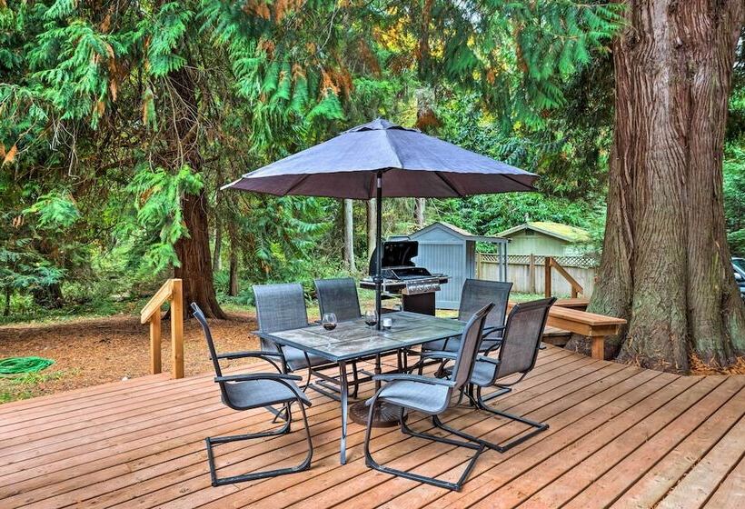 House W/ Deck On Whidbey Island, 1 Mi From Shore!