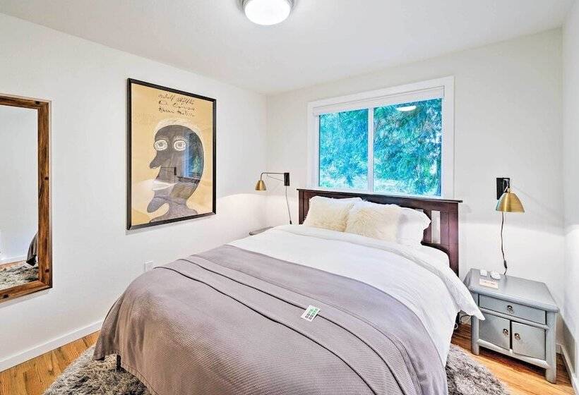 House W/ Deck On Whidbey Island, 1 Mi From Shore!