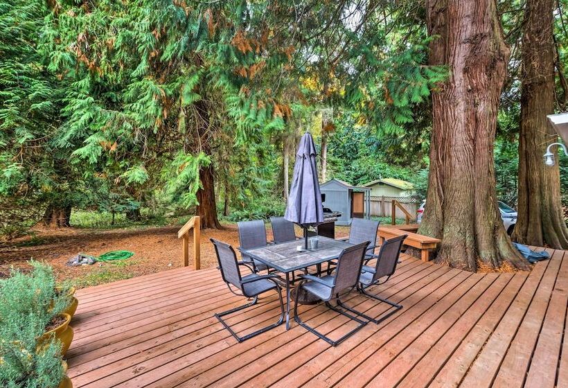 House W/ Deck On Whidbey Island, 1 Mi From Shore!
