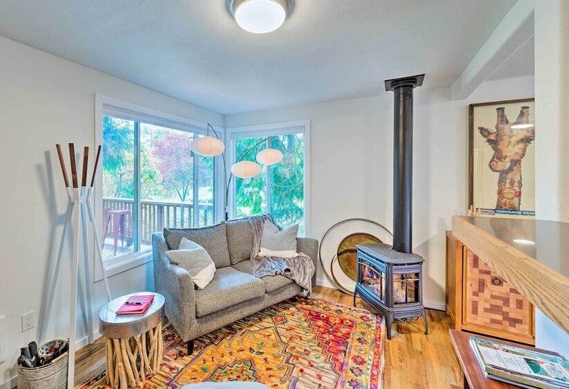 House W/ Deck On Whidbey Island, 1 Mi From Shore!