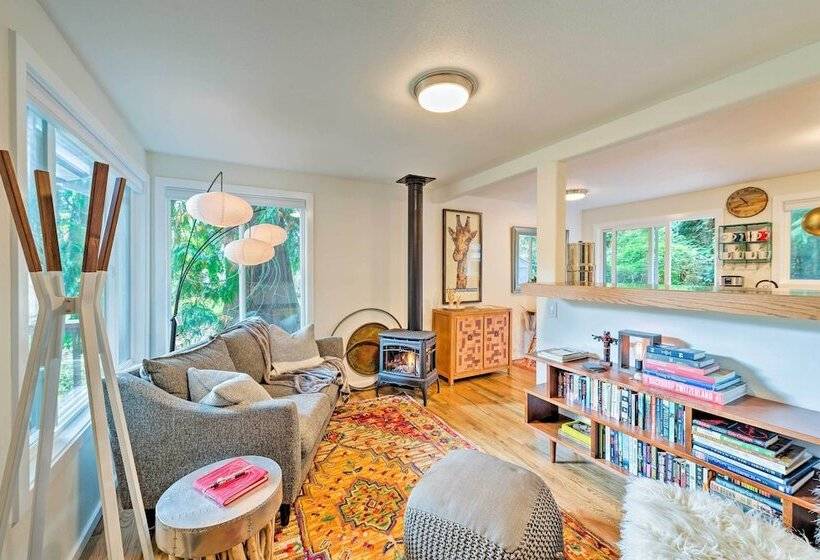 House W/ Deck On Whidbey Island, 1 Mi From Shore!