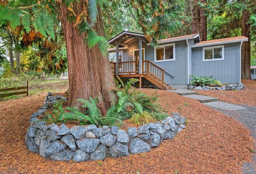 House W/ Deck On Whidbey Island, 1 Mi From Shore!