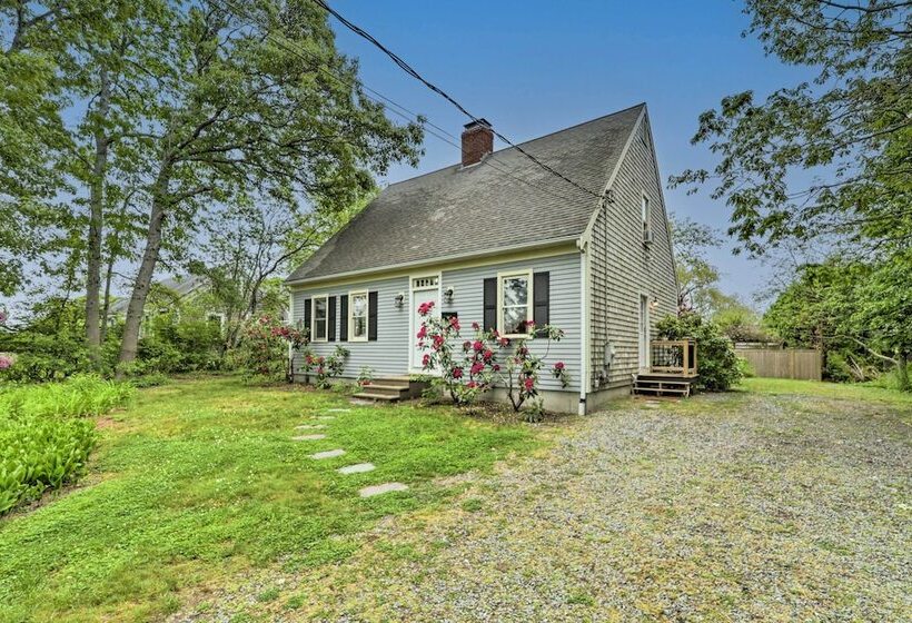 Walk To Beach & Main Street: Hyannis Cottage