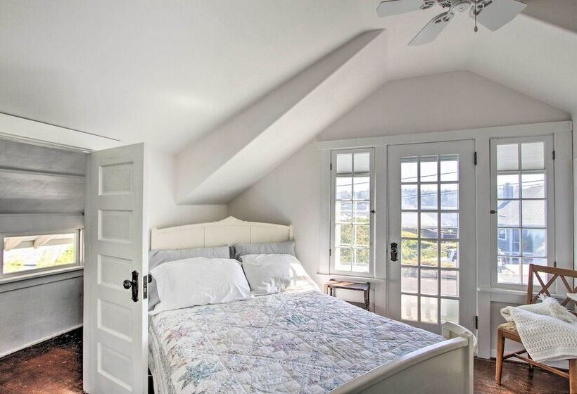 Waterfront Puget Sound Retreat: Steps To Beach!