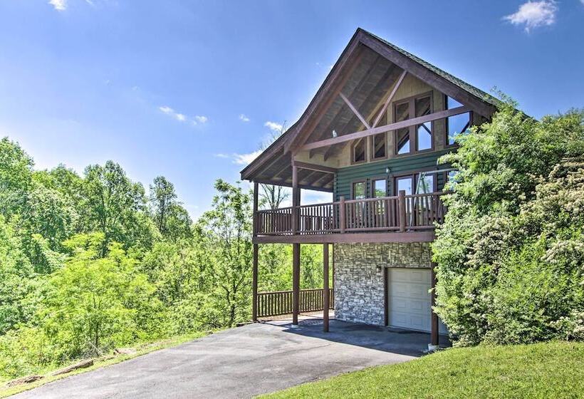 Idyllic Sevierville Cabin: Deck + Smoky Mtn View!