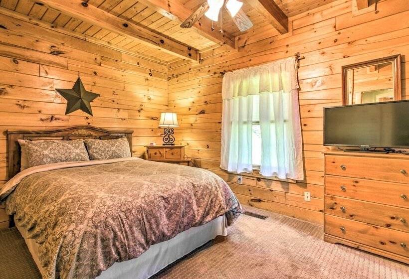 Idyllic Sevierville Cabin: Deck + Smoky Mtn View!