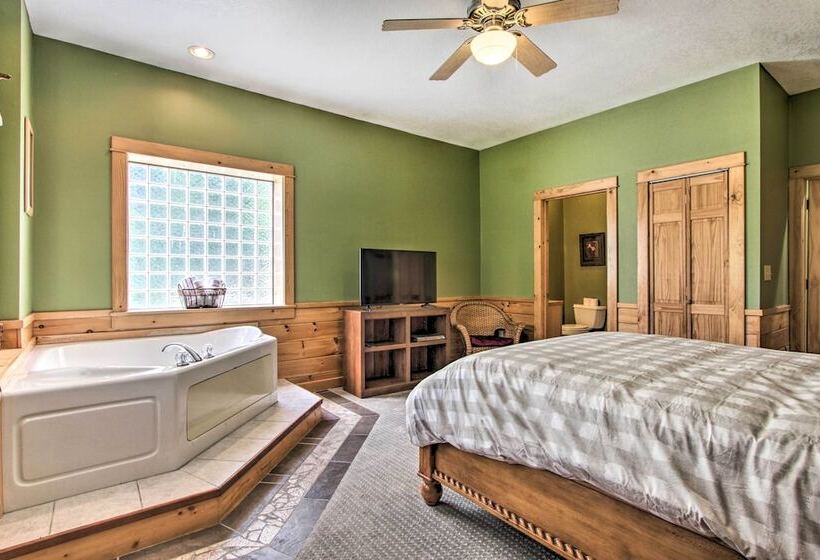 Idyllic Sevierville Cabin: Deck + Smoky Mtn View!