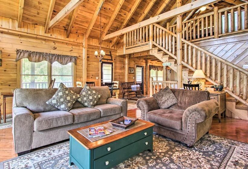 Idyllic Sevierville Cabin: Deck + Smoky Mtn View!