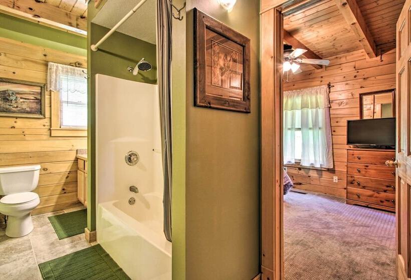 Idyllic Sevierville Cabin: Deck + Smoky Mtn View!