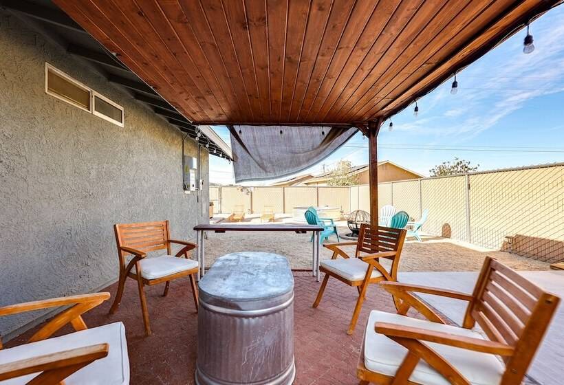 Indie Eclectic Desert Home W/ Hot Tub + Patio