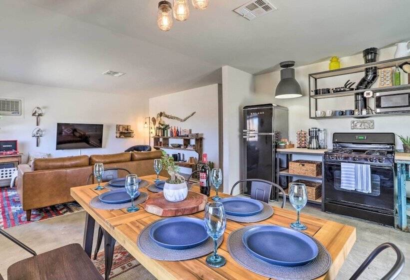 Indie Eclectic Desert Home W/ Hot Tub + Patio