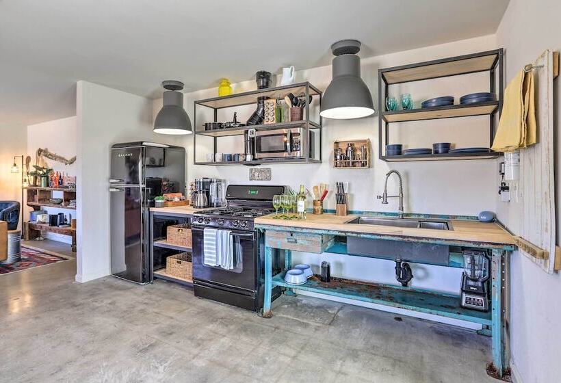 Indie Eclectic Desert Home W/ Hot Tub + Patio